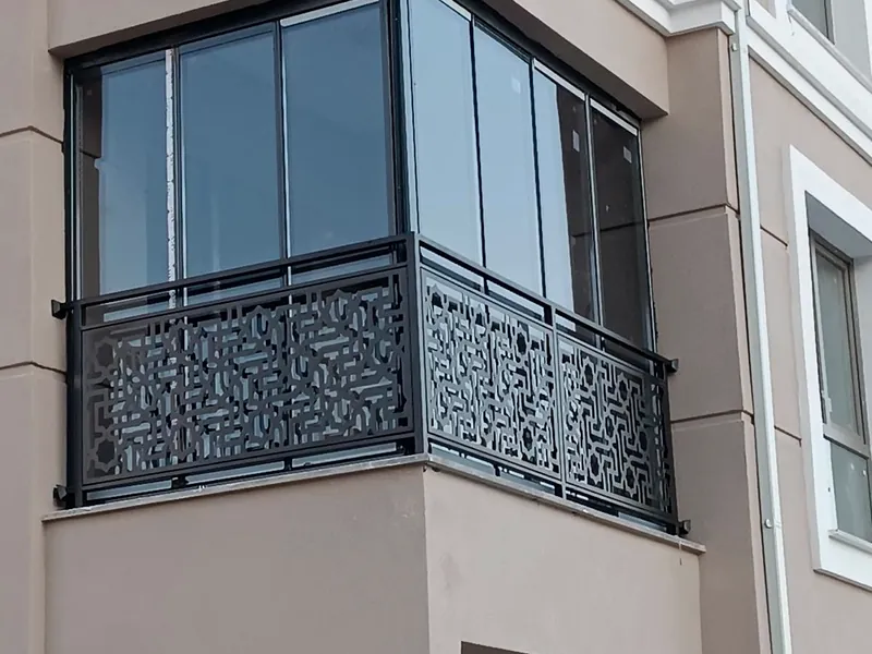 Sivas'ta apartman cephesine uygulanan cam balkon