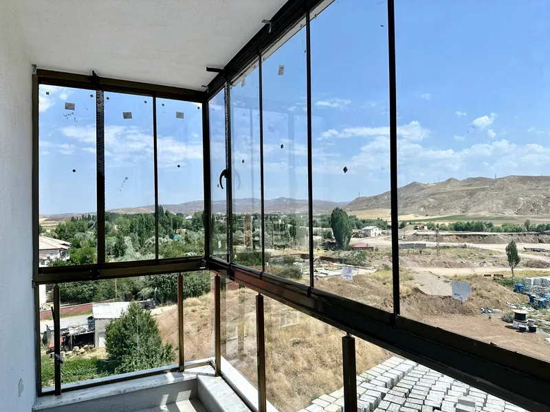 Sivas'ta uygulanmış cam balkon ve cam korkuluk