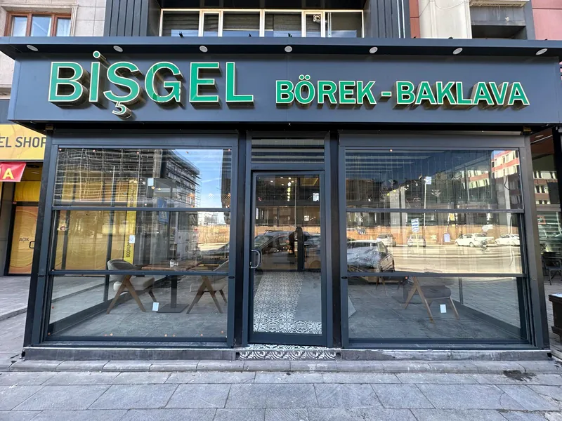 Dükkan cephesi ve giriş doğraması — Zafer Alüminyum Sivas uygulaması