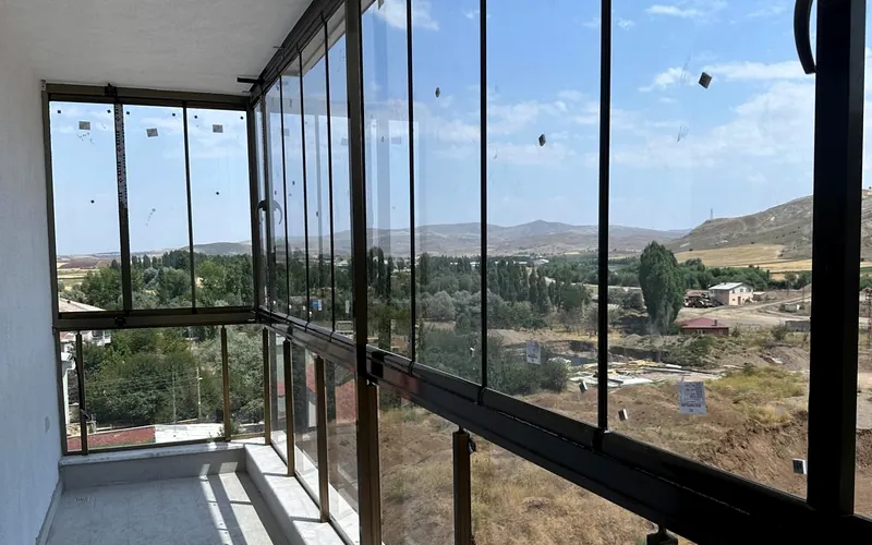 Sivas'ta uygulanan cam balkon — içeriden manzara görünümü