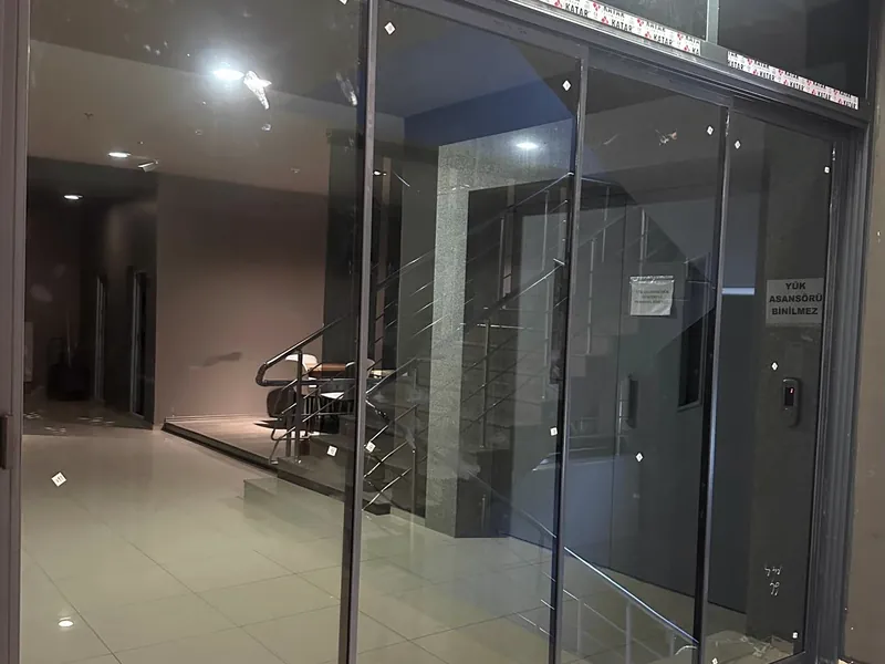Mağaza girişi temperli cam kapı — Zafer Alüminyum Sivas uygulaması