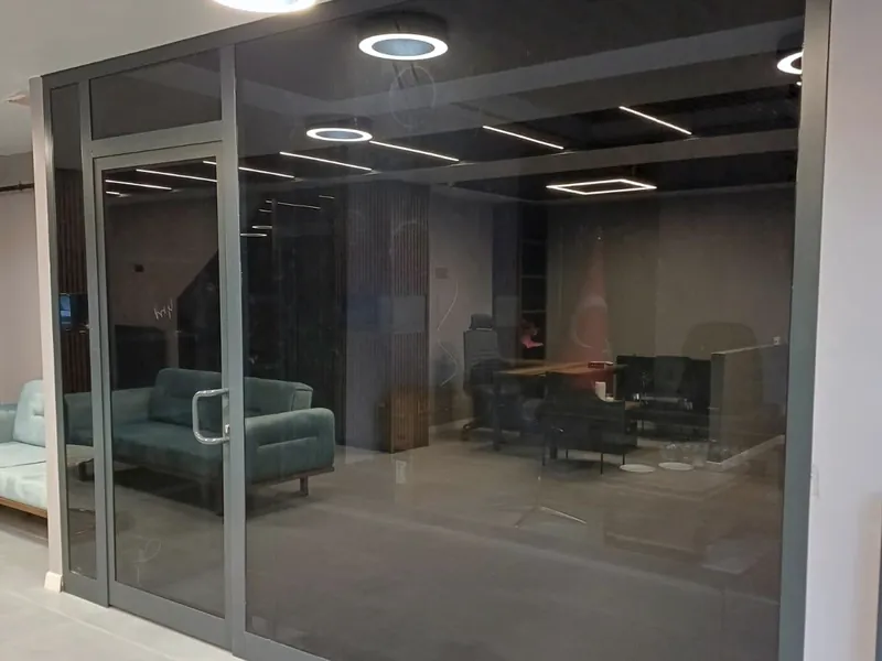 Ofis cam bölme duvarı — Temperli cam bölme, alüminyum profil. Zafer Alüminyum Sivas uygulaması